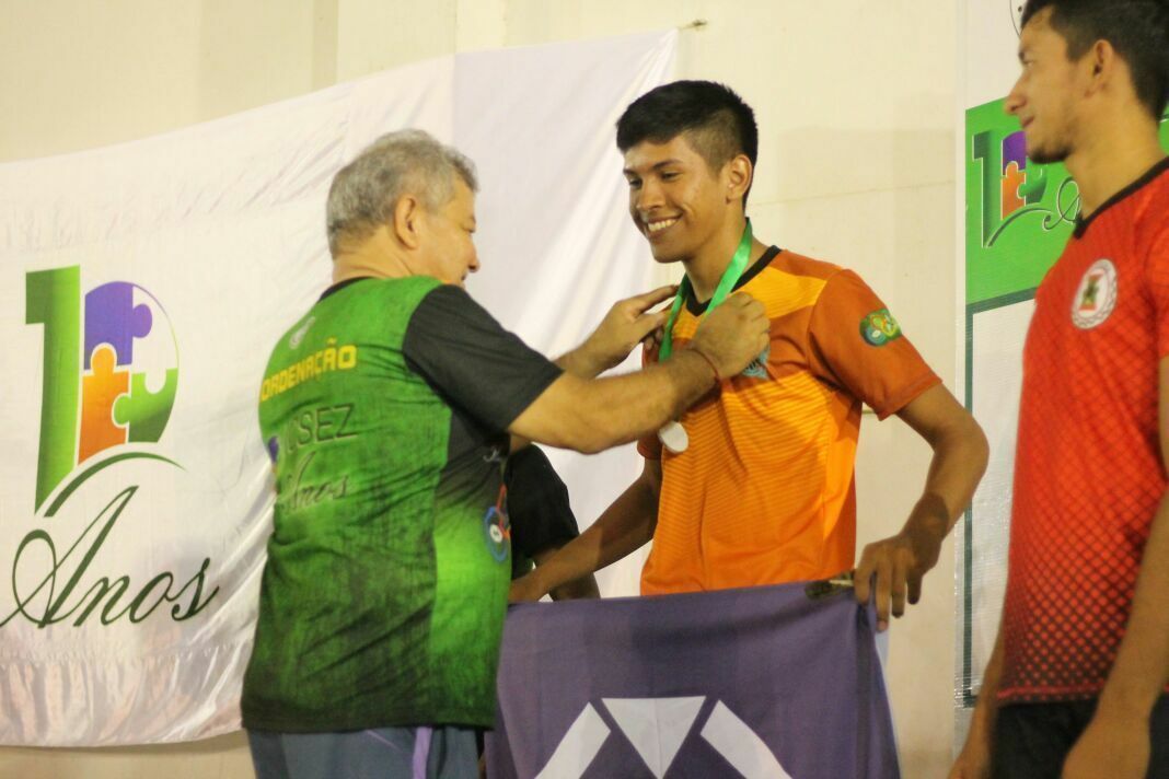 Diretor José Luiz entrega medalhas aos vencedores. Foto: Glenda Dinely da Silva